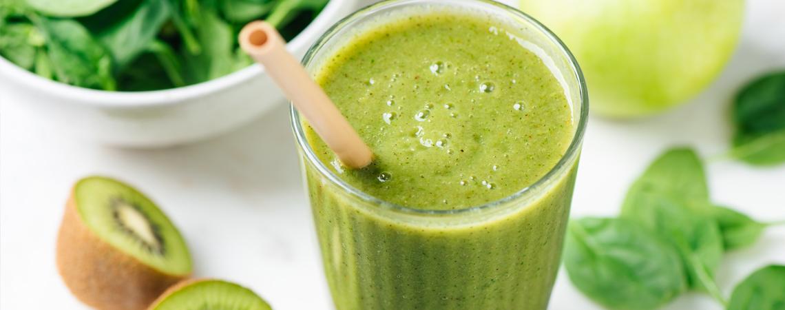 Green machine smoothie recipe with spinach, apple and kiwi fruit